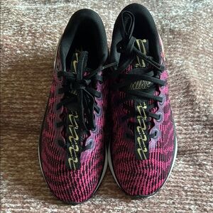 Women’s Nike Motiva- Black and Fireberry Walking Shoes size 7